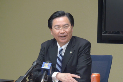 民進黨駐美代表吳釗燮8日於華府記者會表示，民進黨無意將國內口水延燒海外。(中央社)