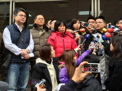 陸軍下士洪仲丘案，洪家及檢方均不服一審判決提起上訴。台灣高等法院9日上午11時二審宣判，洪仲丘家人出庭聆判，並接受媒體訪問。(中央社)