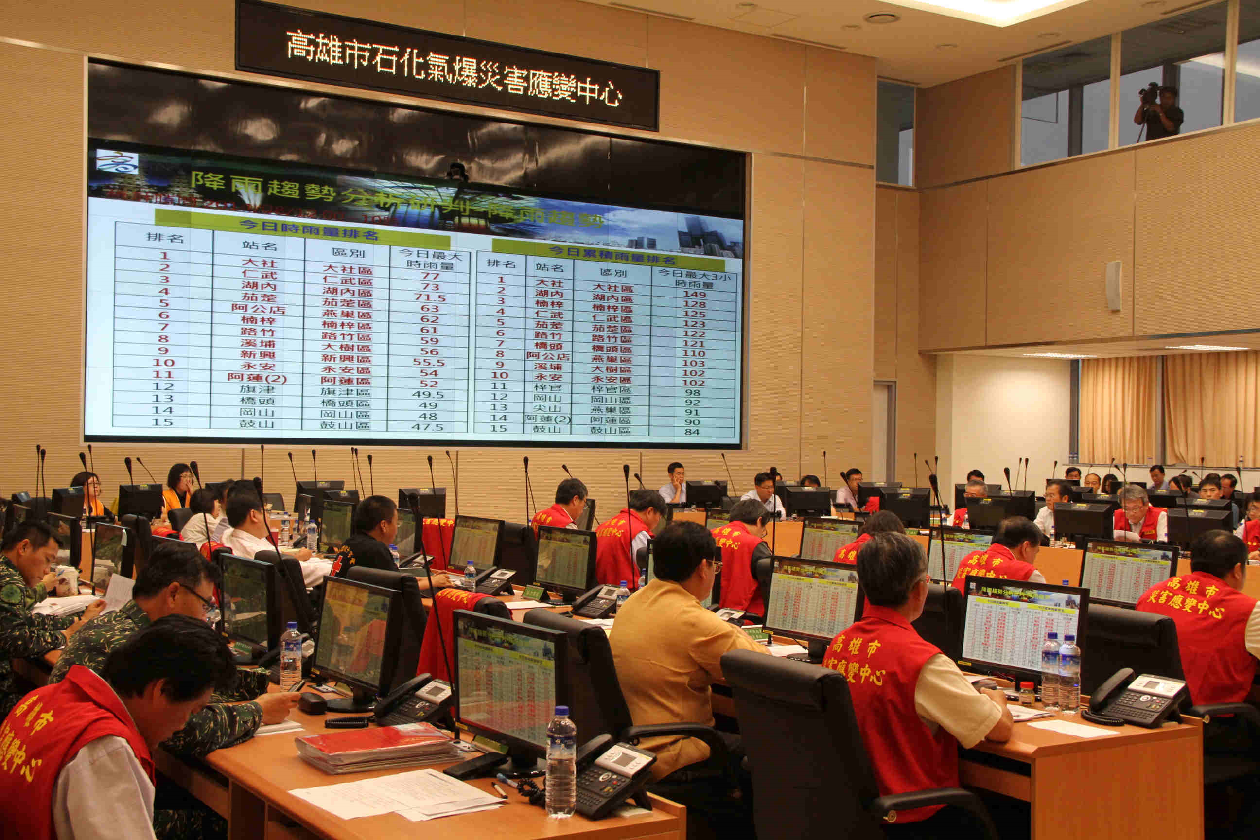 陳菊表示,高雄市府將請求中央環保署增派環境毒災應變隊進駐各地支援,讓環保局加速災區丙烯吹驅作業。(高雄市政府提供)