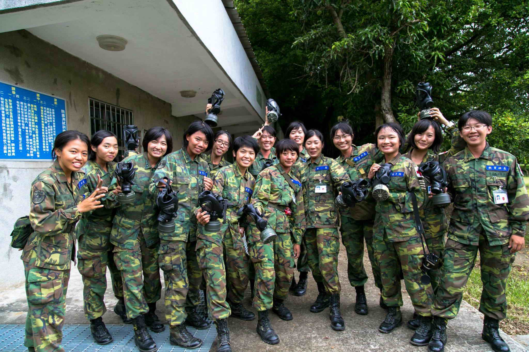 軍方爆發偷拍女官沐浴醜聞。圖為女軍士官入伍訓合影。(取自國防部發言人臉書)