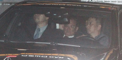 前國民黨主席連戰（中）5日在台北寒舍艾美酒店舉辦結婚50週年金婚宴，連戰在晚間10點30分左右搭車離開。（中央社）