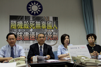 國民黨立委王育敏(右2起)、書記長廖國棟、丁守中等,1日在黨團記者會,呼籲對隨機殺死無辜國人的死刑罪犯,應該儘速執行死刑。(中央社)