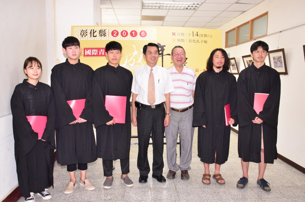 彰化縣政府舉行記者會，預告將於5/14上午8:30，在孔廟舉行「彰化縣2016年國際青年成年禮」，幾位台、日、韓學生穿著的黑色長袍，近年只在喪禮中看得到，由他們以各自國家語言朗讀「禮運大同篇」，說這樣就可以拓展學子的世界觀。（圖：彰化縣政府）