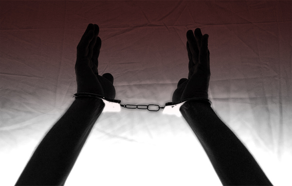 警方要不要選擇上手銬,現在似乎是看背後有無作者所說的「那尊偉岸的形影」來決定,而不是依照標準作業程序了。圖/pixabay