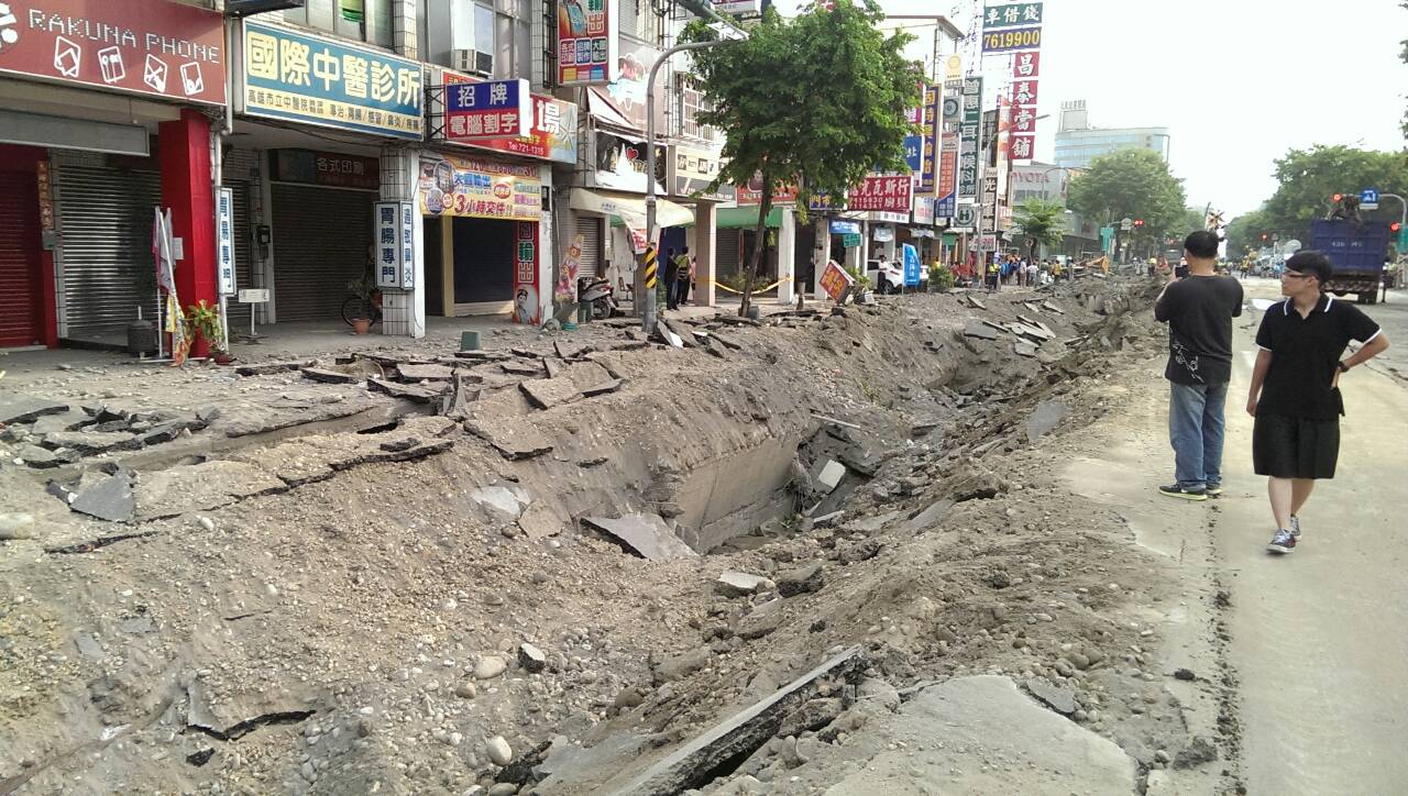 高雄氣爆災難造成200多人傷亡，圖為災難現場（記者何豪毅攝影）