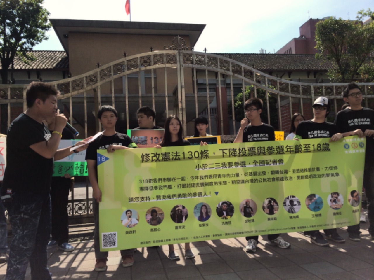 平均年齡19歲的「青年占領政治」藉由登記參選的動作,衝撞參政年齡門檻。(記者黃謙賢攝)