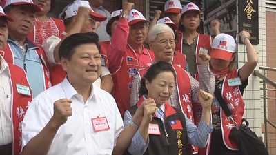 國民黨花蓮縣長候選人蔡啟塔控傅崐萁夫妻「玩假的」。圖為上月27日選舉號次抽籤時，爭取連任的傅崐萁（左）與妻子徐榛蔚（左2）牽手步出選委會場。（資料照片，中央社）