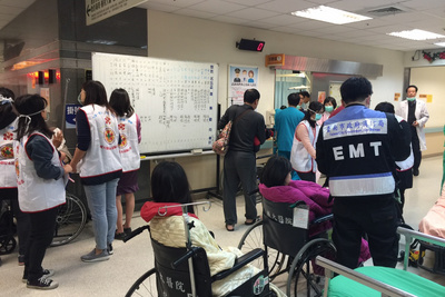 南部地震陸續傳出重大災情,許多傷患送往醫院醫治,也造成原本已經嚴重不足的血庫庫存直線下降,台南捐血中心呼籲民眾緊急捐血,協助度過難關。(圖:成大醫院提供,中央社)