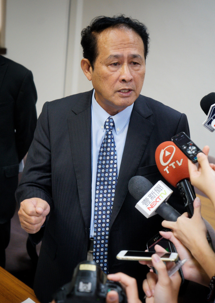 外傳農委會主委曹啟鴻遭撤換,是因為與3位女同仁同住官舍,行政院發言人徐國勇今(8)日澄清,二件事「完全沒有關係」,也沒有違法的問題。圖/張良一