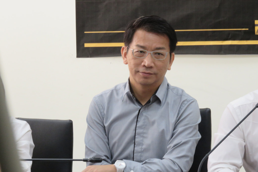 針對南海仲裁結果,時代力量立委徐永明評論「嚴重衝擊台灣主權」,並分析指出「跟中國走太近,台灣賠了夫人又折兵」,新政府應全盤檢討,勿重蹈國民黨覆轍。(資料照片,林冠妙攝)