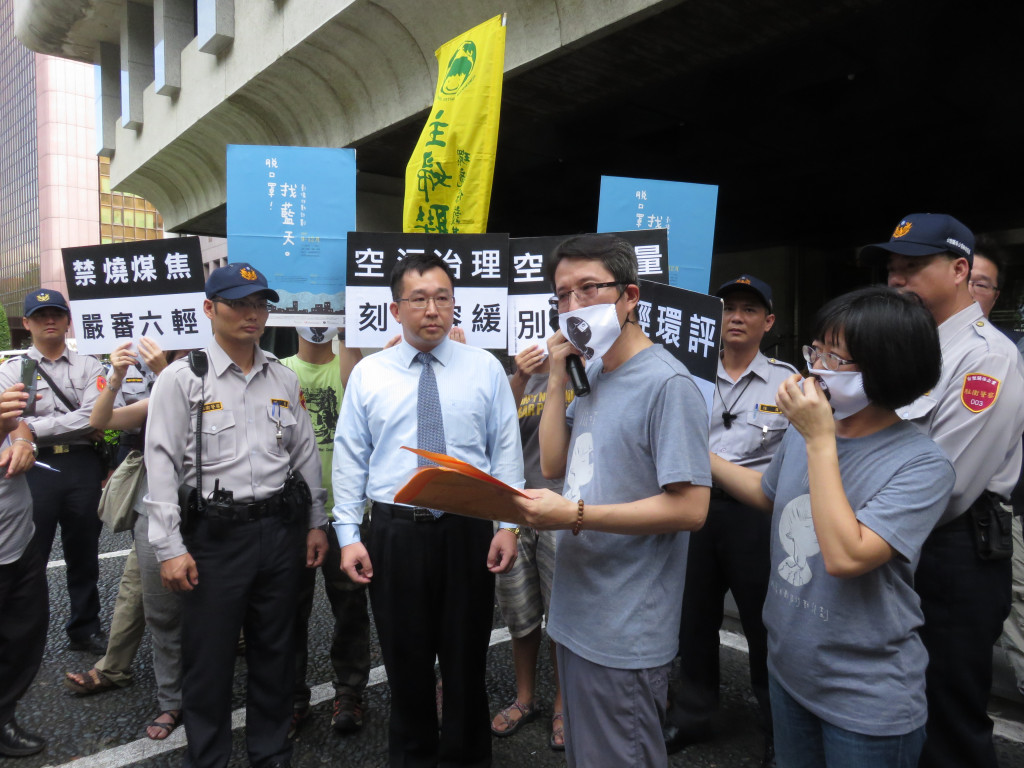 「脫口罩，找藍天」空汙紀錄片計畫總召集人蔡崇隆導演帶著當地居民跟數個環團代表到台塑大樓送邀請函，邀請台塑高層參加北中南東四地工作坊，大家坐下來公開討論。圖／李秉芳