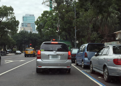 馬路併排停車違規情況十分嚴重。（資料照片，中央社）20150630