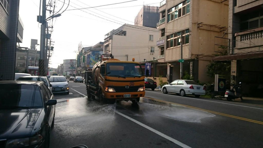 台中市政府啟動空品惡化初級應變機制，加強檢視重大汙染源數據、啓動道路洗掃街作業、加強營建工地空汙物防制等作業。圖／台中市新聞局