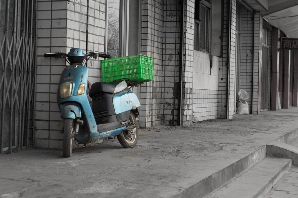 電動自行車和電動輔助自行車，以實際速率功能而言，其實較接近小型機車（50cc）而非自行車，但數年前興起之時，為何用「自行車」之名分類定義，源由已難考，多少和商業利益的考量，影響決策有關吧。圖／Flickr