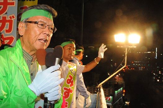 沖繩縣縣長選舉64歲的前那霸市長翁長雄志，打敗75歲的現任知事仲井真弘多等3名候選人。（翻攝自翁長雄志臉書）