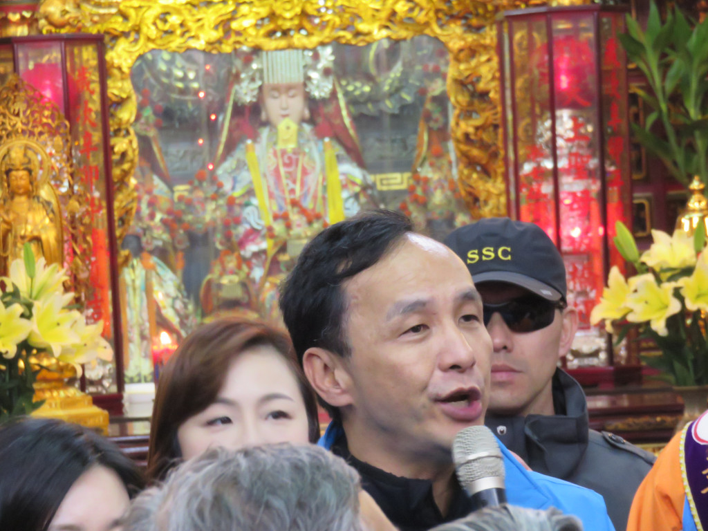 藝人周子瑜因在MV、節目中舉中華民國國旗，被另一藝人黃安向中國舉報是台獨份子，牽連團體工作，國民黨今（14）日表達聲援，暗批黃安「失格」、並表示不認同，總統候選人朱立倫下午受訪時低調以對，「希望大家心中有中華民國」。（記者唐詩攝影）