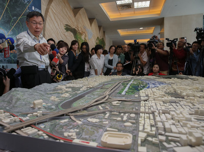 台北市長柯文哲（左）在「首都圈論壇－松山機場遷建及再生論壇」，拋出2020松山機場遷建目標。（中央社資料照片）