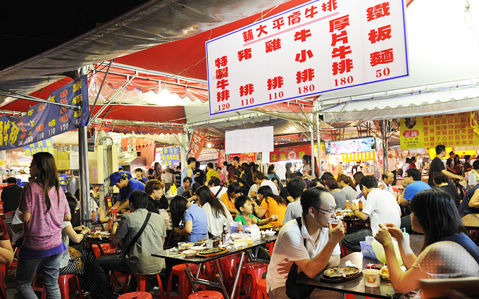 外食費僵固性強，小餐館、夜市美食往往漲價後，價格就不回去了，民眾外食負擔很難減輕。（資料照片）