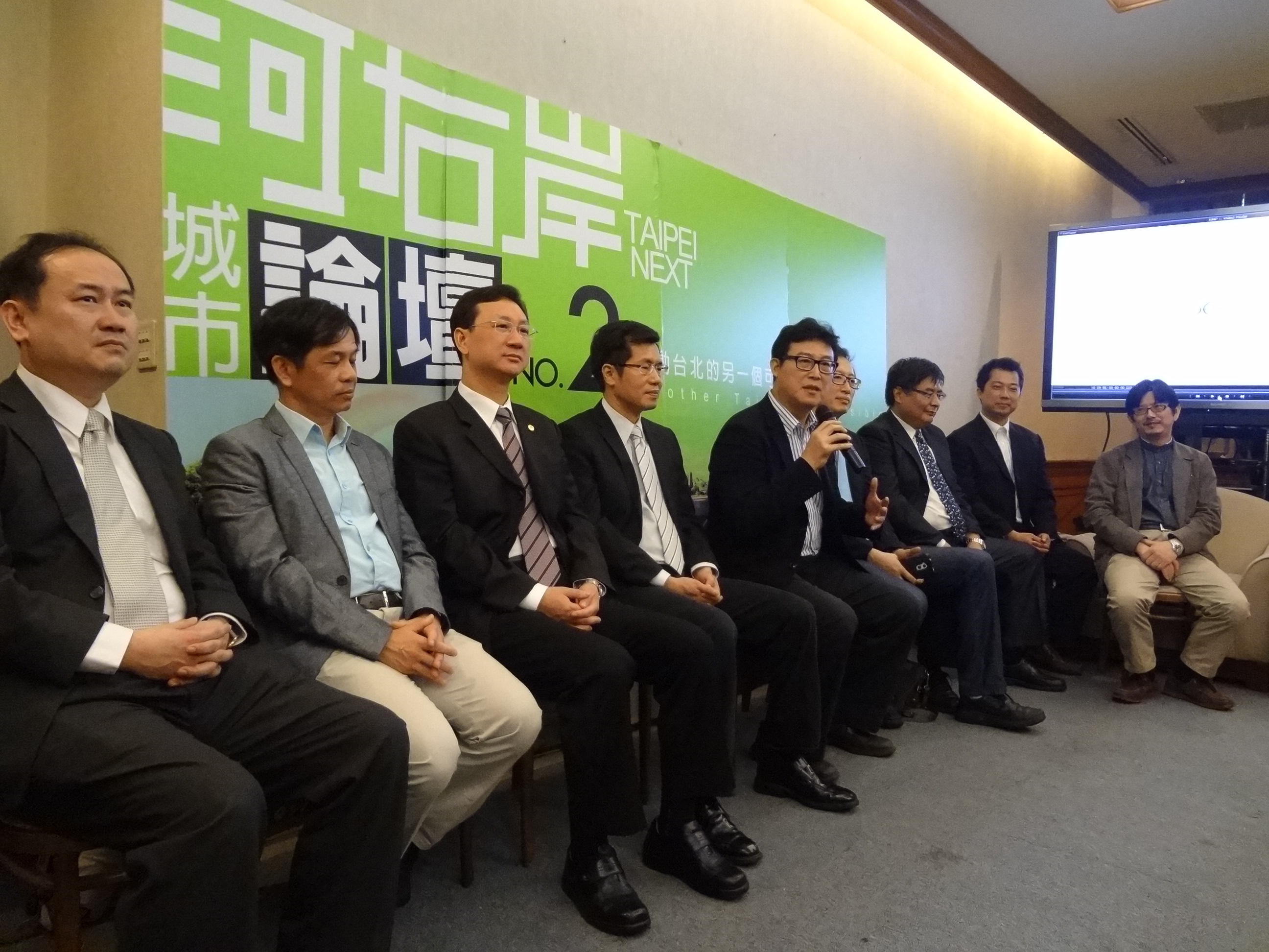 一群5、6年級的學者今天站出來，支持立委姚文智參選台北市長。（劉明堂攝）