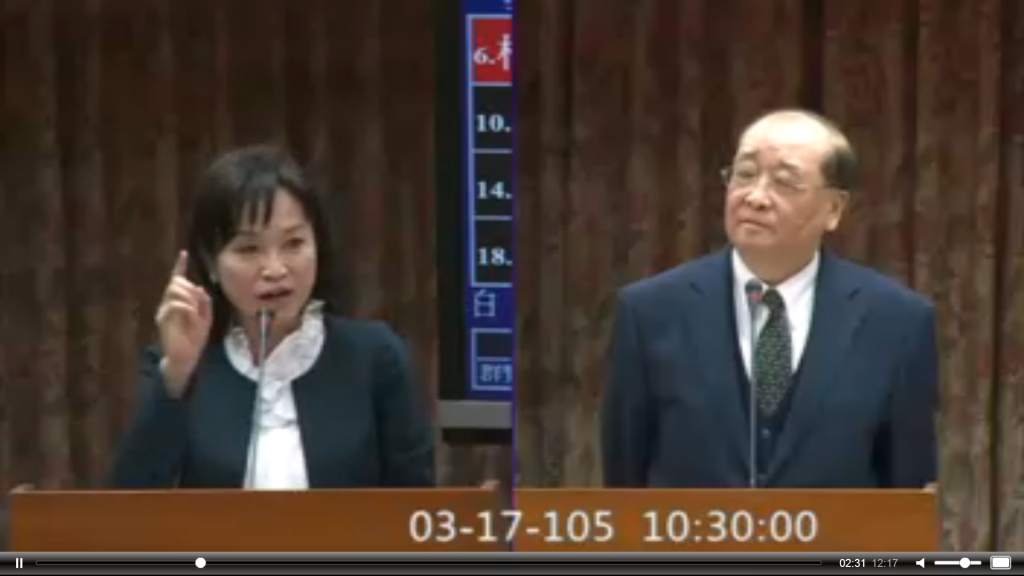 藍委柯志恩稍後質詢時，引五月天在中國演唱會為例稱，「有鎮暴警察站著，人群一嗨，那都是歌手的honor（榮耀）你知道嗎」，言論挨批。（翻攝立院ivod畫面）