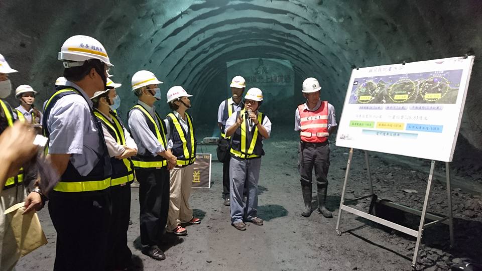 交通部長賀陳旦進入「谷風隧道」聽取蘇花改隧道工程簡報，東服中心執行長許傳盛、立委蕭美琴、徐榛蔚等人前往關切。（圖／蕭美琴服務處提供）