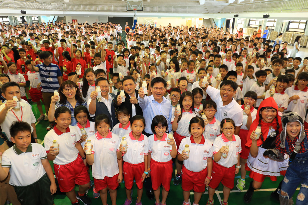 台中市政府辦理非基改大豆契作，鼓勵廠商利用在地農民生產的非基改大豆，生產豆漿提供學童飲用。圖／台中新聞局提供