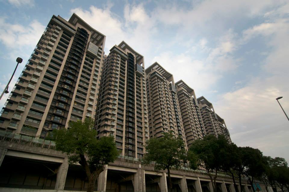 有關台北市長柯文哲針對美河市案馬英九的發言，總統府今天發表聲明暗諷柯不懂分層負責，北市府強調行政責任的確是分層負責，但大家關心的是政治責任。（圖為新店美河市，記者黃謙賢攝20150328）