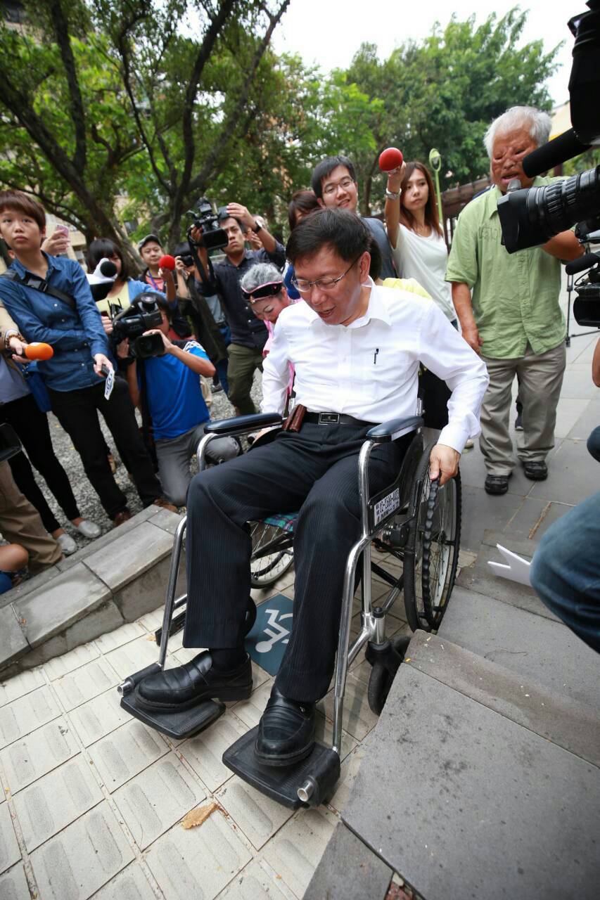 柯文哲今天在松江公園體驗無障礙空間。（朱蒲青攝）