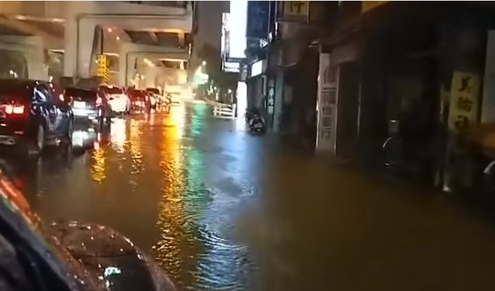 台北市傍晚強降下滂沱大雨，造成市區多處排水不及、淹水，基隆路淹成了像基隆河。圖／民視新聞網畫面