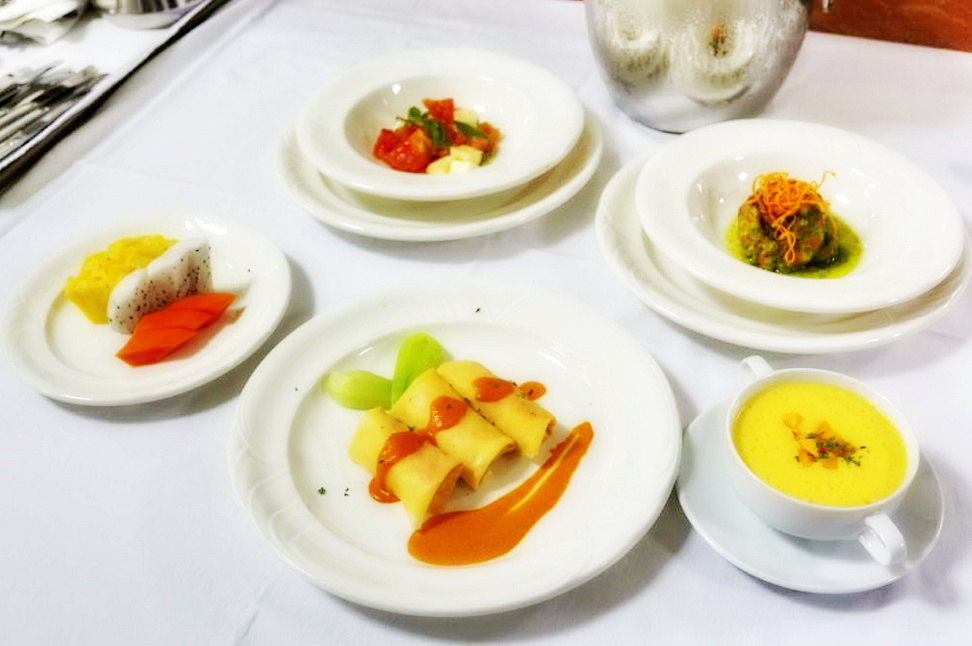 高雄市政府農業局與國立高雄餐旅大學舉辦亞太綠色廚藝示範工作坊,邀請名廚示範運用高雄在地食材料理的精緻西式餐點(照片/高市農業局提供)