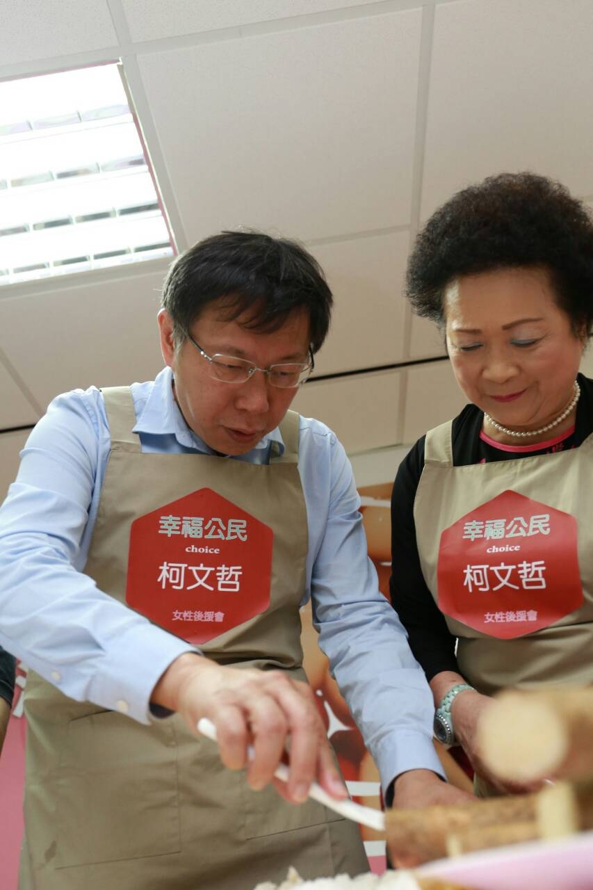 柯文哲今（20）天學習煮山藥湯圓。（朱蒲青攝）