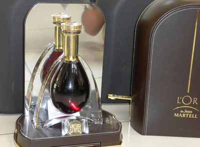 行政院會今（28）日通過財政部擬具的菸酒管理法部分條文修正草案，開放網路販酒，並搭配管控機制，對販賣、交貨業者及取貨人都有嚴格限制，付款需用信用卡以辨識年齡，交貨商店要負起年齡把關責任，且只能在連鎖超商交貨。(中央社資料照片，示意照)