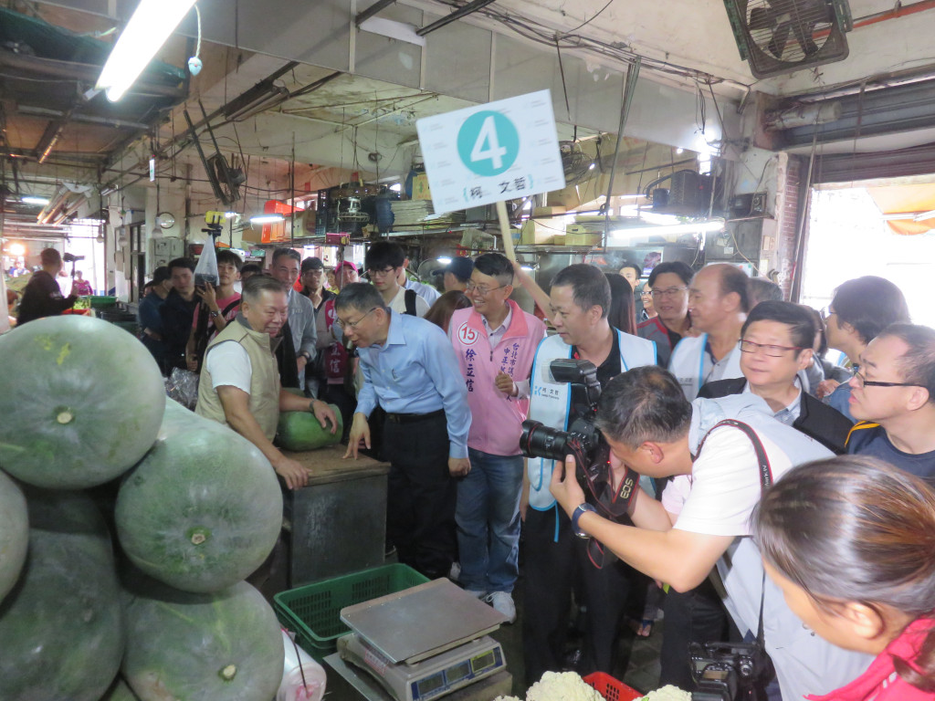 請假投入競選連任的台北市長柯文哲於環南市場拜票，全程由台北市產發局長林崇傑（右二）陪同。圖／程士華