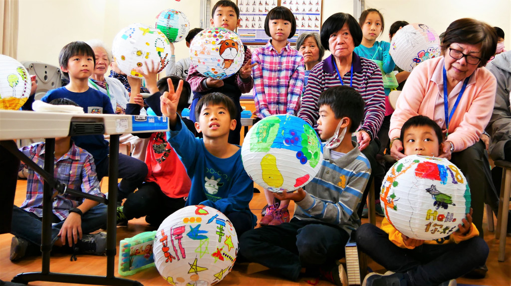 高雄市大同國小小學童與大同福樂學堂的老大人們，今17日(三)一起「老少共學」創意彩繪燈籠。小學童與老大人成為「共學夥伴」。(圖/陳俊廷)