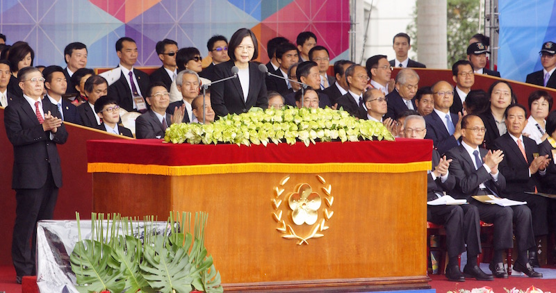 蔡英文今天以黑色西裝現身，在府內接見各國使節團和發表國慶演說。圖／張家銘