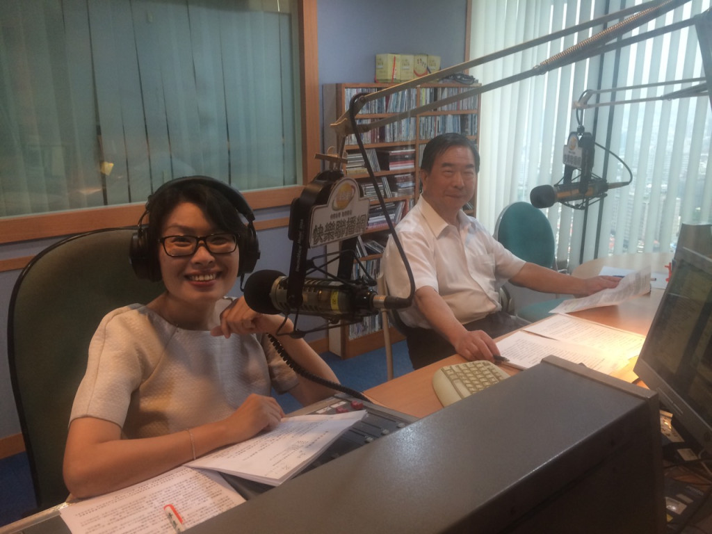 林顯傾局長與嚴玉霜台長 採訪照片 (快樂電台提供)