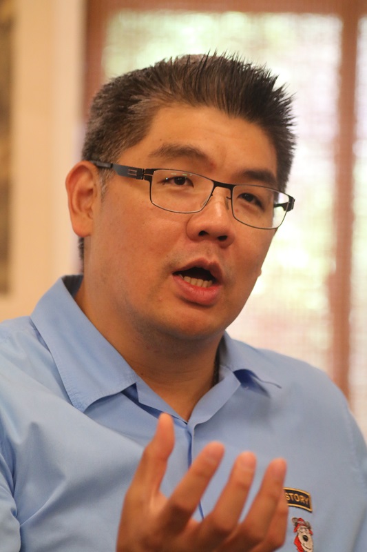 國民黨台北市長參選人連勝文對南機場社區瓦斯桶問題今天(27日)再度跳針。(記者何豪毅攝)