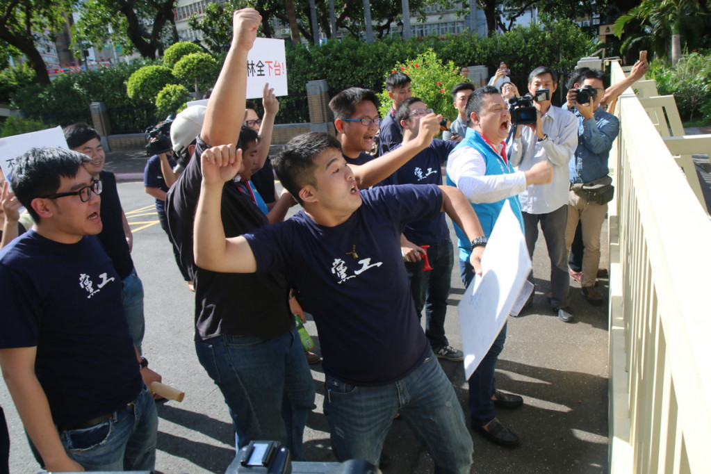 國民黨青年團一行十餘人手持標語，先後在監院與政院門口抗議，高呼「木栓踹共」，指控閣揆林全與黨產會主委顧立雄違法違憲。圖／何豪毅攝