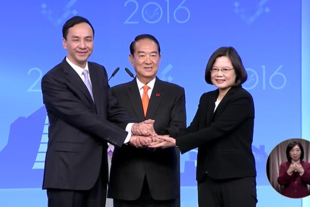 2016總統辯論,三位候選人握手。(圖片: 擷自網路直播)