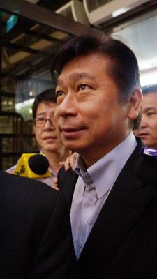 台北地檢署偵辦前陸委會副主委張顯耀洩密案，28日下午約談張顯耀，並搜索張顯耀住處。檢方下午4時40分許將張顯耀帶回北檢訊問。(中央社)