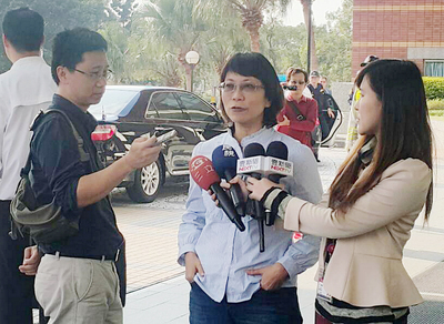 中國國民黨副總統參選人王如玄（前中）表示所有理財都合法，可由司法檢驗。不過面對不斷浮出的軍宅買賣爭議，可能王如玄還沒過司法這關，就已經被社會觀感這關卡死了？（資料畫面：中央社）