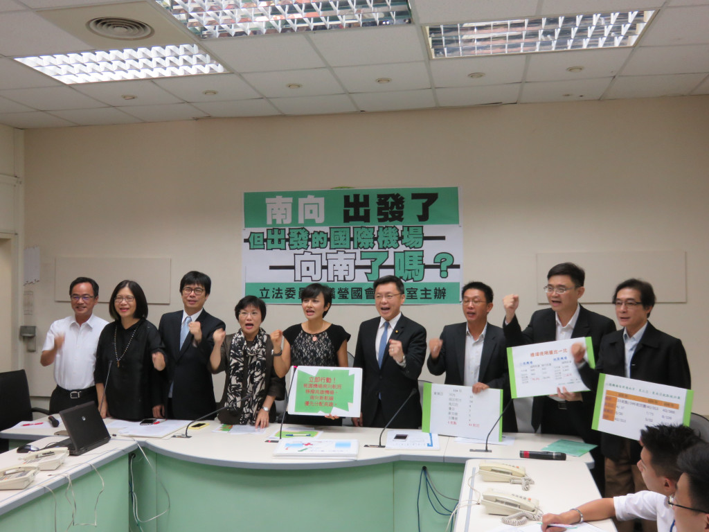 民進黨南部立委邱議瑩、陳其邁、管碧玲、劉世芳、李昆澤、趙天麟、賴瑞隆、許智傑等人上午在記者會中高呼口號「南向政策、從高雄出發」，盼政府重視新南向政策南部的地位，強化小港機場航班運能。（記者唐詩攝影）