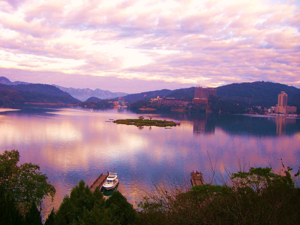 日月潭的早晨，潭中小島為拉魯島。萬山環抱，青山映水，天光雲影，美如仙境。圖／謝麗珠攝影，呂自揚提供