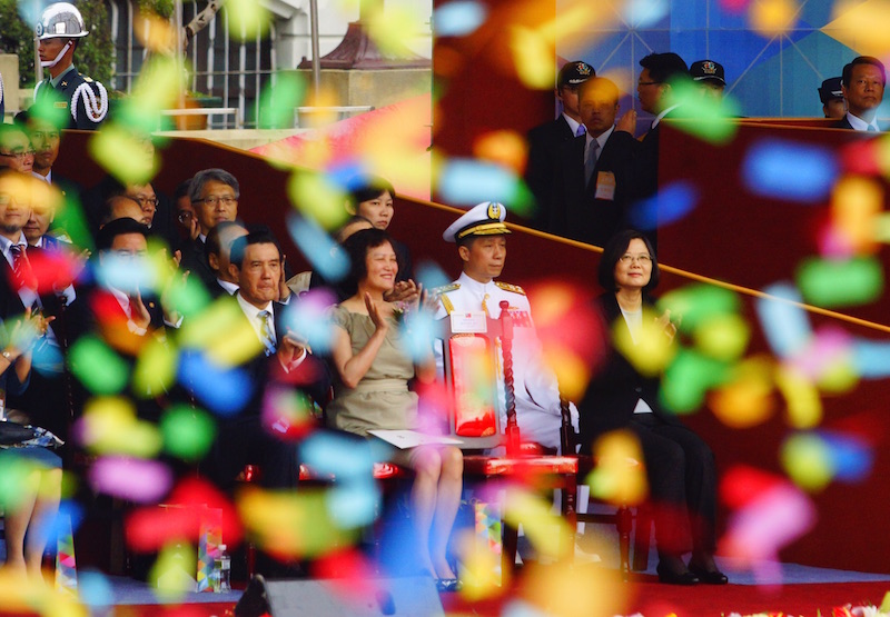 政黨輪替後,總統在國慶演說中,表達會尊重1992年兩岸兩會會談的歷史事實,在既有政治基礎上,推動兩岸和平發展。圖/張良一