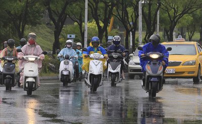 滯留鋒面今天停留在巴士海峽，南台灣相對較不穩定，氣象局仍持續發布豪雨特報，提醒民眾留意豪雨威脅。(圖：中央社資料照片)
