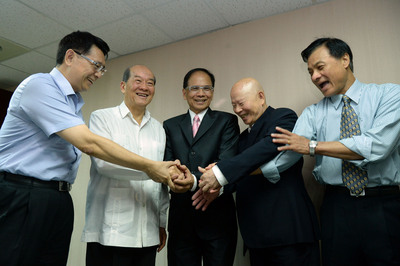 民進黨新北市長參選人游錫堃（左3）、選舉對策委員會顧問許信良（右2）與召集人蘇嘉全（右1）等人2日前往台聯黨中央拜訪台聯黨主席黃昆輝（左2）、秘書長林志嘉（左1）。（中央社）