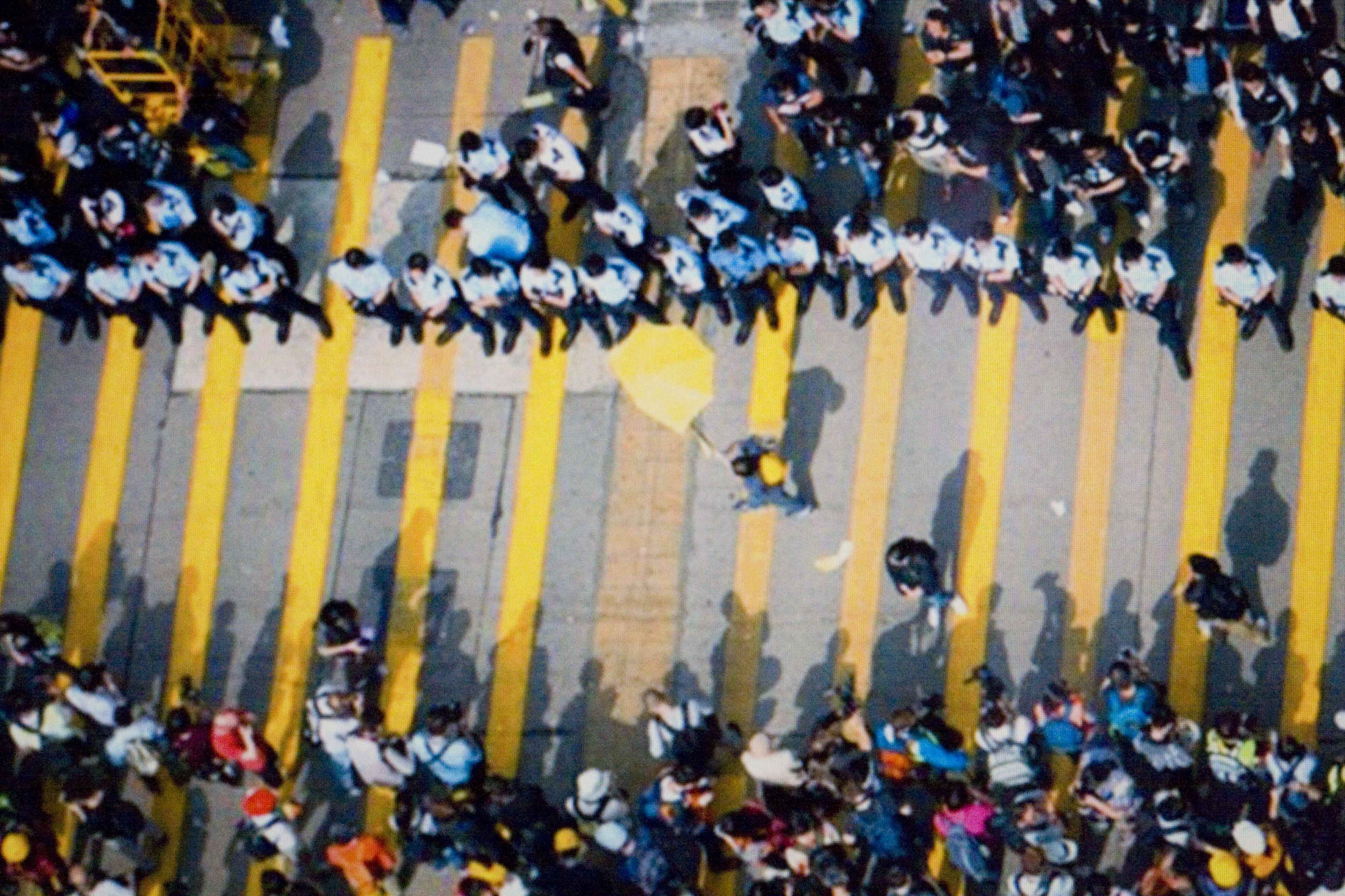 香港鎮暴警察連成一直線進逼示威者,完成旺角街頭的清場(網路圖片翻攝)