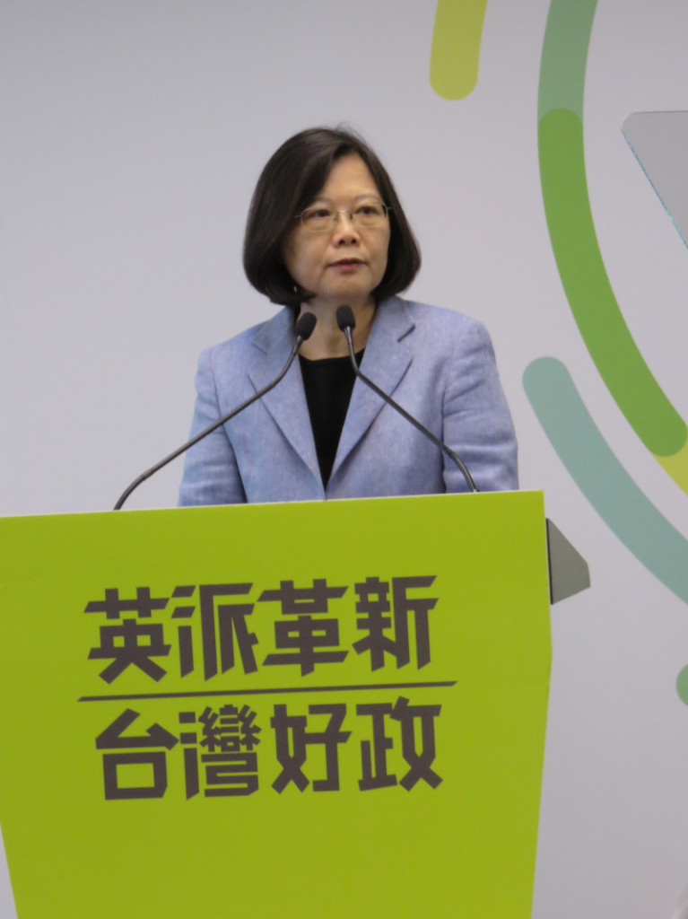 柯文哲邀三黨總統參選人討論松山機場遷建案，蔡英文：民進黨執政後，會找柯文哲好好討論。（朱蒲青攝）