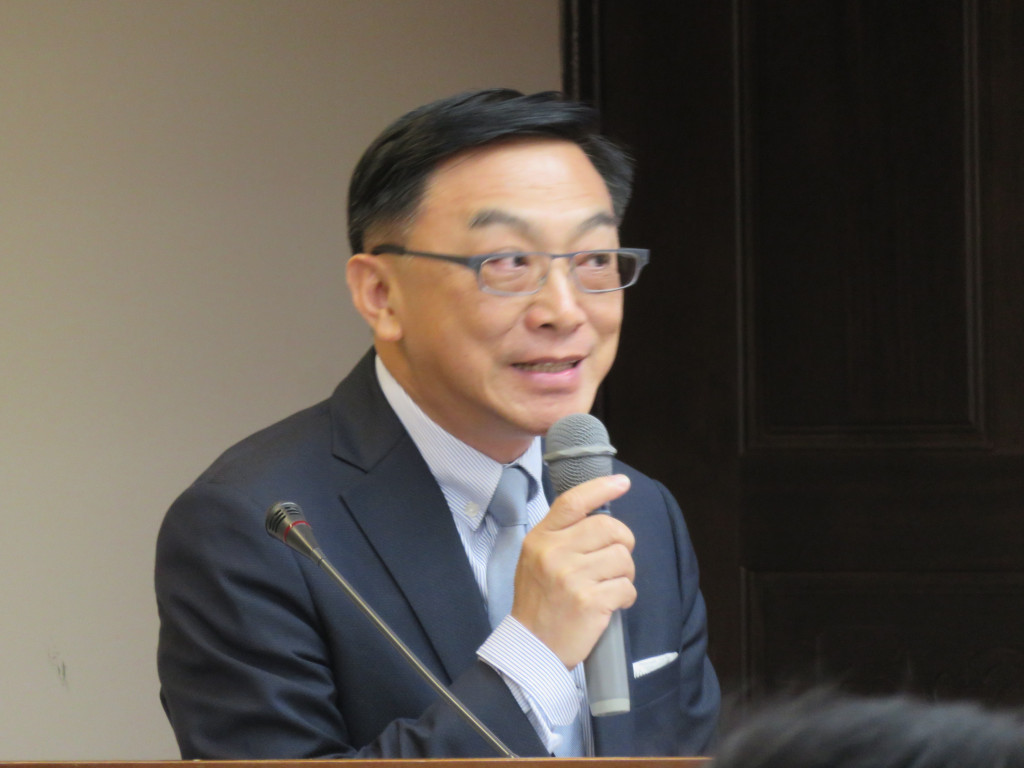 華航空服員罷工，國民黨立委陳宜民上午質詢時質疑勞動部未強制仲裁」，「有虧職守」。他批評勞動部及市府不願開創「先例」時還扯到總統蔡英文，「我們中華民國之前有女總統嗎？如果都有先例的話，怎麼蔡英文會當選？今天就是沒有先例才要開創先例啊」！