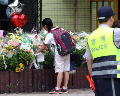 北市文化國小女童遭割喉往生，引發社會對廢死討論。圖為事發後學生在校門口獻花悼念。（資料照片，中央社）20150602
